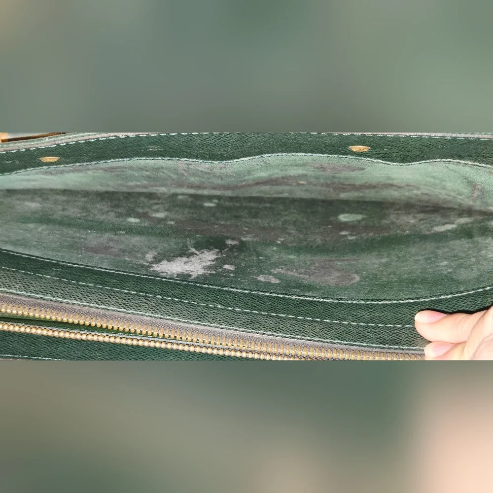 Louis Vuitton Porte Documents Lozan in Dark Green Taiga Leather VI0996